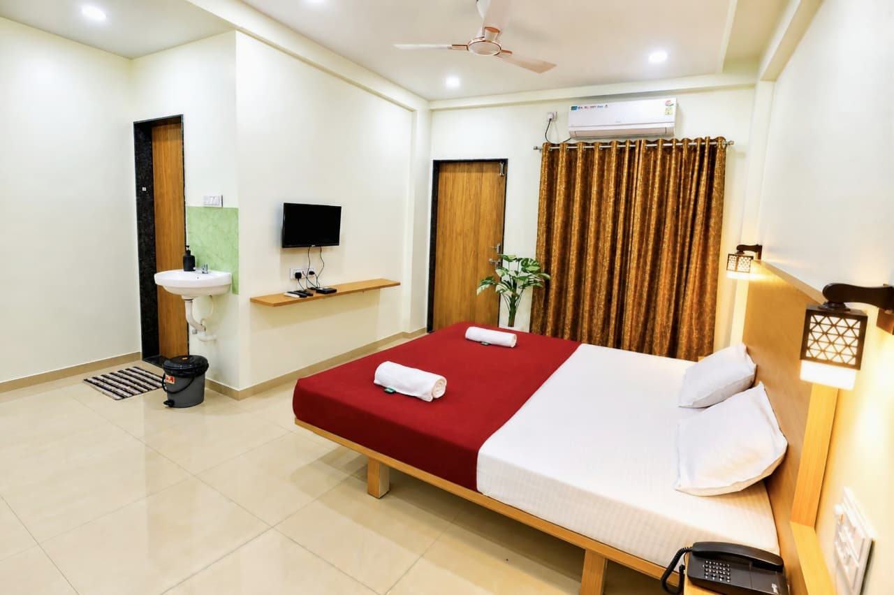 Spacious room with wash basin and TV